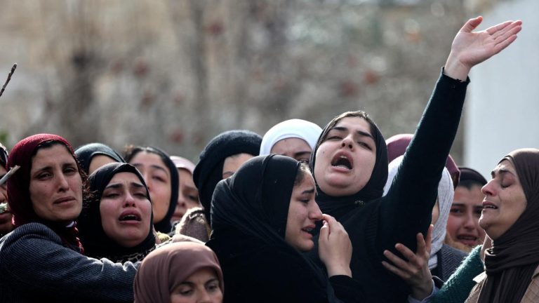 palestinian-relatives-mourn-death
